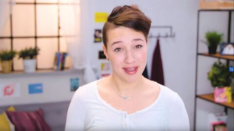 Junge Frau sitzt in einem Büro und spricht .