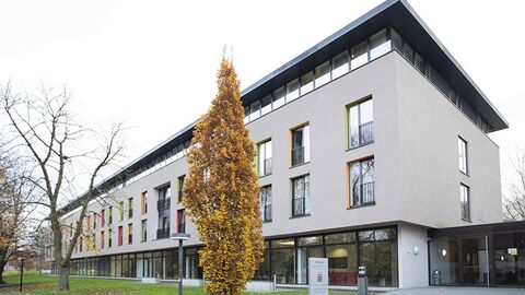 Außenansicht eines mehrstöckigen Gebäudes.