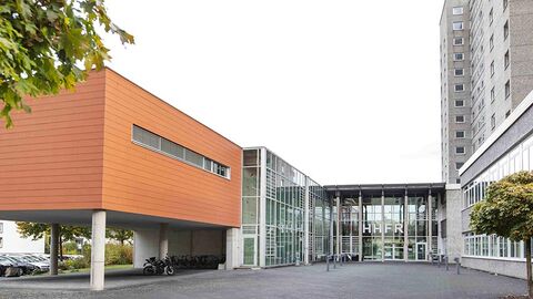 Studienzentrum Außenansicht Außenansicht mit Eingangsbereich