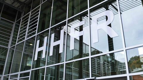 Außenansicht  Schriftzug HHFR an der Glasfassade.