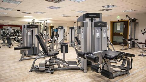 Fitnessraum Verschiedene Fitnessgeräte in einem Sportraum