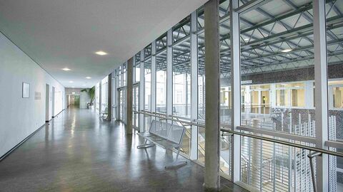 Flur Langer Flur mit viel Glas und Stahl