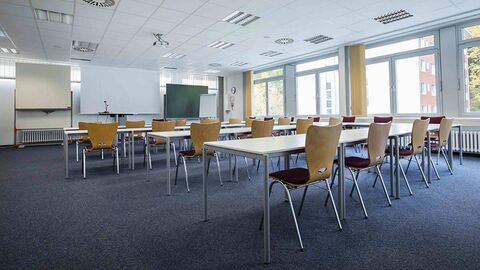 Lehrsaal Lehrsaal mit Tischen und Stühlen