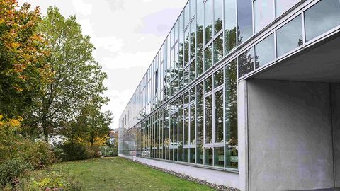 Außenansicht Lehrsäle Gebäudeansicht mit Fensterfront