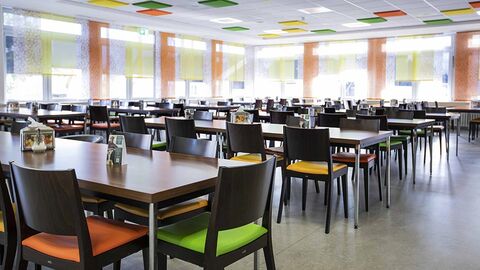 Mensa Speisesaal mit vielen Tischen und Stühlen