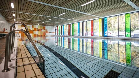 Schwimmbad Schwimmhalle mit Becken.