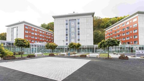 Wohnhäuser Drei mehrgeschossige Wohnhäuser.