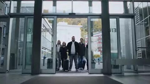 Studienzentrum Rotenburg Fünf Studienanfängerinnen und -anfänger gehen durch die Eingangstür des Studienzentrums.