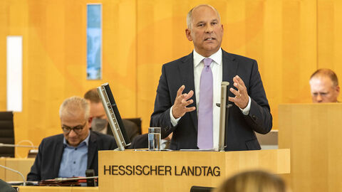 Justizminister Poseck am Rednerpult im Hessischen Landtag