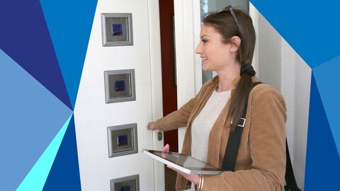 Gerichtsvollzieherin Junge frau mit Tablet in der Hand steht vor einer Haustüre.