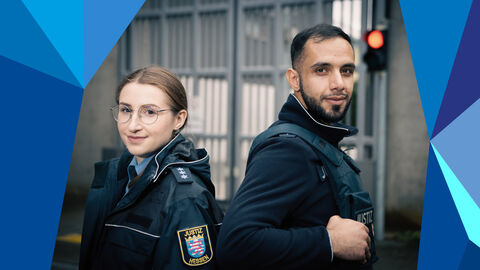 Zwei Vollzugsbeamte stehen seitlich.