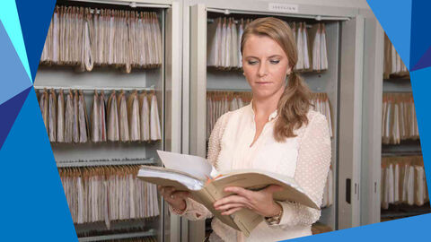 Junge Frau Blättert in einer Akte.