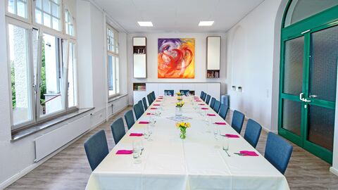 Seminarraum mit eingedeckter langer Tafel