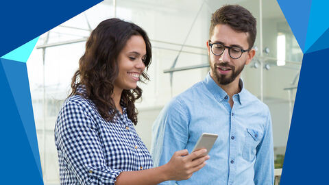 Eine junge Frau zeigt einem jungen Mann das Display ihres Smartphones.