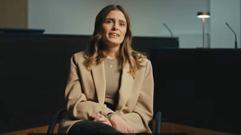 Sina Eichhoff - Richterin am Landgericht Wiesbaden sitzt in einem Gerichtssaal.