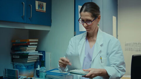 Dr. Simone Dorn, Ärztin in der JVA Frankfurt I, bei der Arbeit.